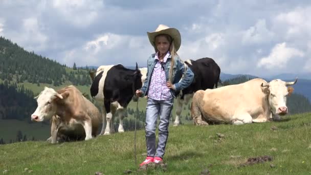 Retrato Del Niño Agricultor Con Vacas Vaca Pequeña Niña Cara — Vídeo de stock