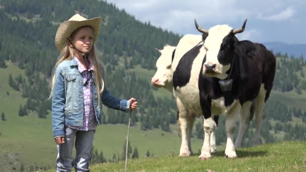 Boer Herder Kind Met Grazende Koeien Koeherder Meisje Met Vee — Stockvideo