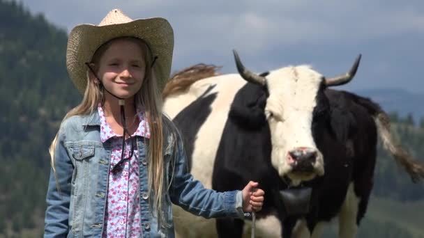 Retrato Criança Agricultor Com Vacas Vaca Pequena Cara Menina Pastoreando — Vídeo de Stock