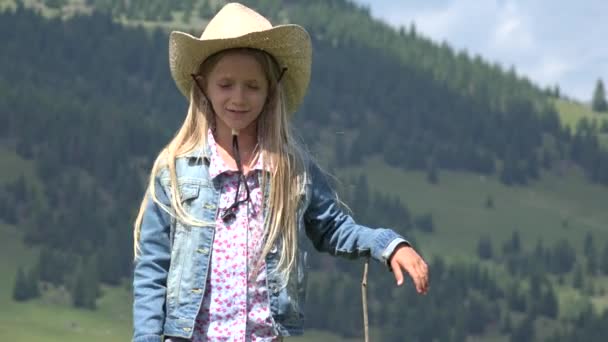 Kuhhirtenkindporträt Den Bergen Hirtenmädchen Schaut Auf Rinder Kühe — Stockvideo
