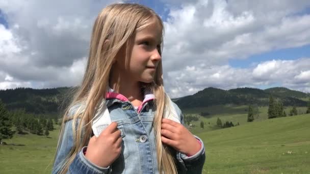 旅游孩子在山小径看风景 女孩在夏天旅行4K — 图库视频影像