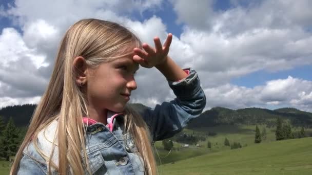 Flicka Stående Camping Barn Beundrar Naturen Utomhus Bergen — Stockvideo