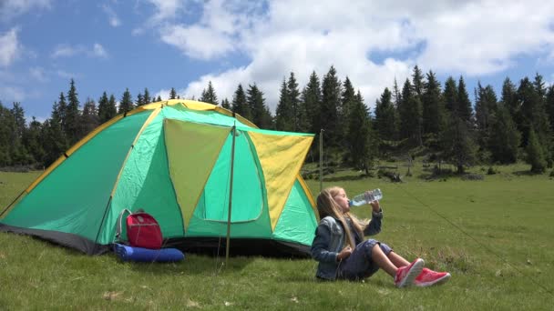 Kind Trinkt Wasser Auf Zeltlager Mädchen Entspannen Sich Auf Gras — Stockvideo