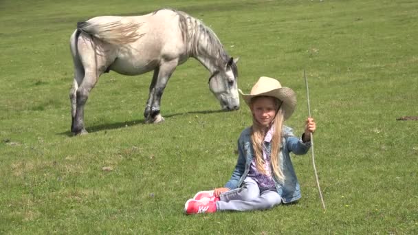 Portret Boer Cowboy Meisje Glimlachend Camera Kind Spelen Met Dieren — Stockvideo