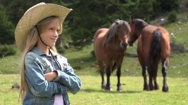 Cowboy Kind Portret Met Paarden Weide Boer Meisje Gezicht Spelen — Stockvideo