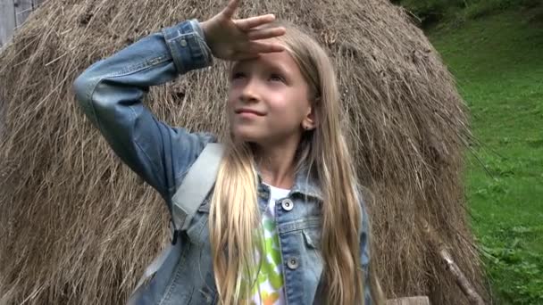 Mädchenporträt Auf Dem Campingplatz Kind Bewundert Natur Freien Den Bergen — Stockvideo