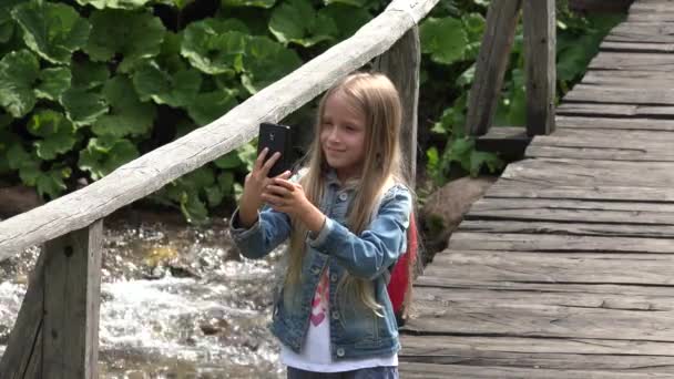 Turistické Dívka Hraje Tablet Pořizování Selfie Dítě Horách Stezka Táboře — Stock video