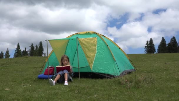Criança Leitura Por Tenda Montanhas Menina Turística Relaxante Livre Acampamento — Vídeo de Stock