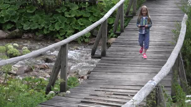 観光少女再生タブレット撮影 Selfie 子供キャンプの山の道で — ストック動画