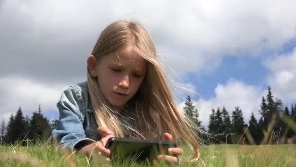 Criança Jogando Tablet Livre Parque Menina Usando Smartphone Grama Prado — Vídeo de Stock