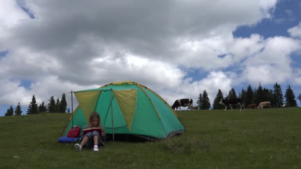 Criança Leitura Por Tenda Montanhas Menina Turística Relaxante Livre Acampamento — Vídeo de Stock