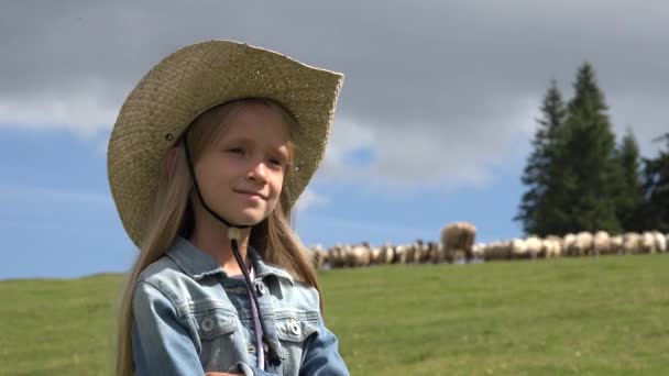 Cowboy Farmer Girl Com Ovelhas Nas Montanhas Retrato Infantil Animais — Vídeo de Stock