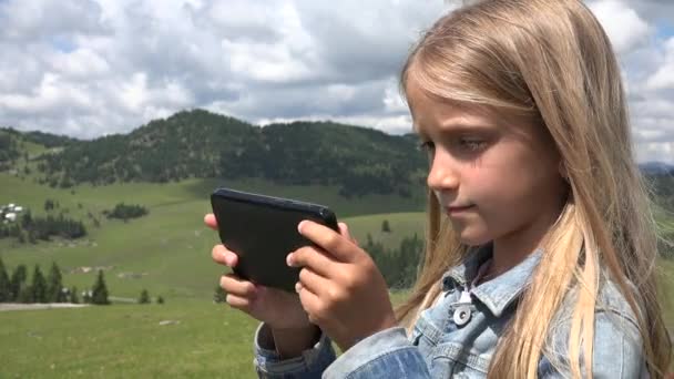 태블릿 산에서 스마트폰을 초상화 — 비디오