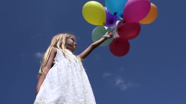 Dziecko Gry Balony Patrząc Błękitne Niebo Szczęśliwy Dziewczyna Urodziny Odkryty — Wideo stockowe