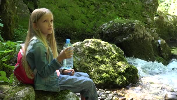 Meisje Drinkwater Door Een Rivier Kind Portret Buurt Van Een — Stockvideo