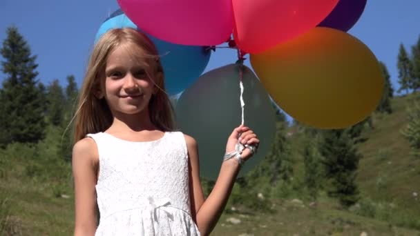 Портрет Дитини Повітряними Кулями Показує Великий Палець Вгору Дівчина Грає — стокове відео