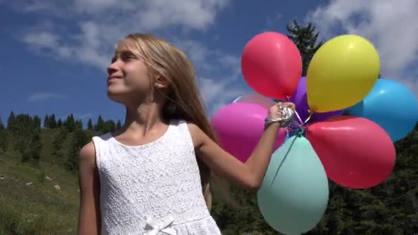 Kind Ballonnen Spelen Park Meisje Portret Wandelen Buiten Gelukkig Gezicht — Stockvideo