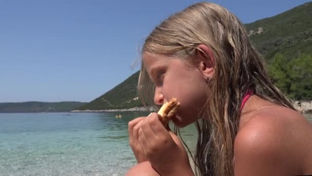 子を食べるトースト サンドイッチ ビーチ 少女の肖像画には 海岸にファーストフードを食べてください — ストック動画