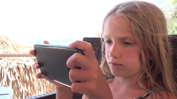 Unatkozik Lány Játék Tabletta Miközben Vár Gyorsétterem Terrace Étteremben Bárban — Stock videók
