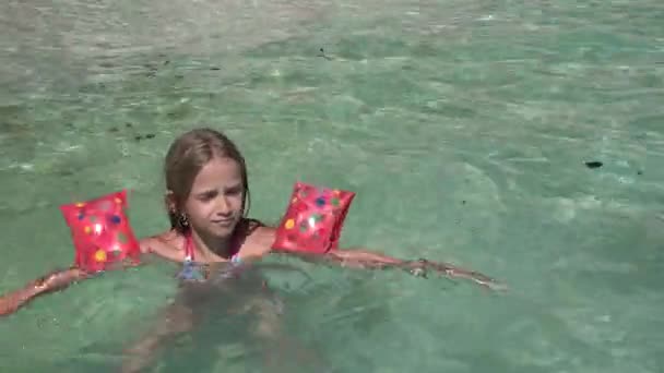 在海浪中玩耍的女孩 日出的海滩 孩子尝试游泳 — 图库视频影像