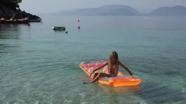 Menina Jogando Ondas Mar Praia Nascer Sol Rosto Criança Sorrindo — Vídeo de Stock