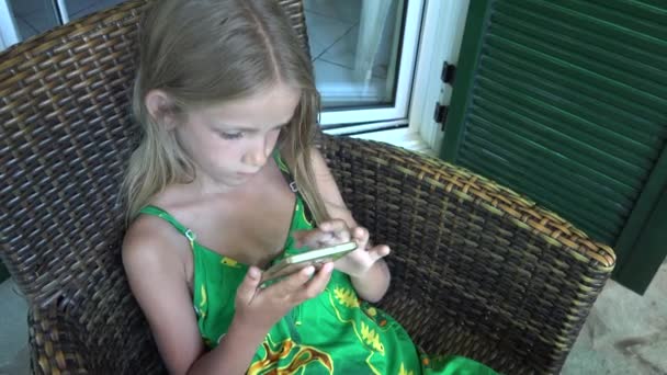 Menina Jogando Telefone Inteligente Terraço Criança Entediada Usando Tablet Livre — Vídeo de Stock