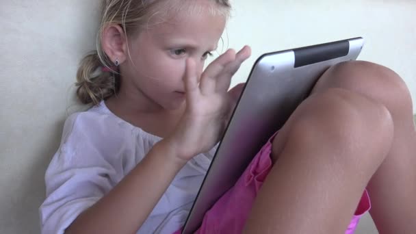 Девочка Играет Планшет Диване Ребенок Помощью Смарт Телефонов Дети Учатся — стоковое видео