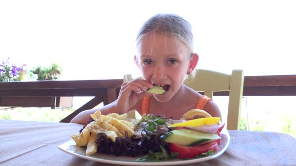 Дитина Їсти Здорову Їжу Дівчинка Їсть Овочі Ресторані Дитина Голодний — стокове відео