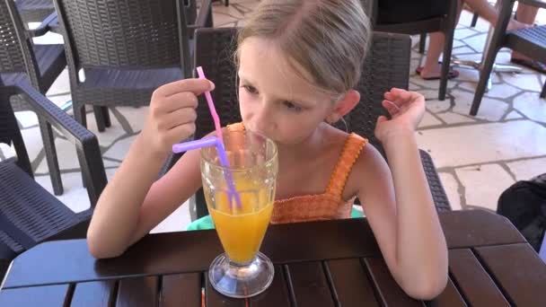 在餐馆喝橙汁的孩子 女孩画像在酒吧 露台4K — 图库视频影像