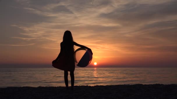 Bambino Che Gioca Sulla Spiaggia Tramonto Ragazza Silhouette Litorale Sunrise — Video Stock