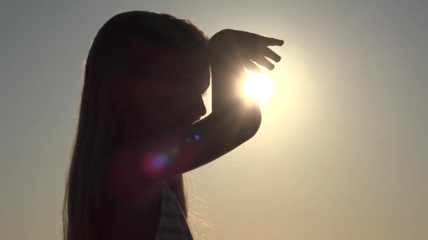 Flicka Som Leker Stranden Ser Solnedgången Barn Siluett Visa Kusten — Stockvideo