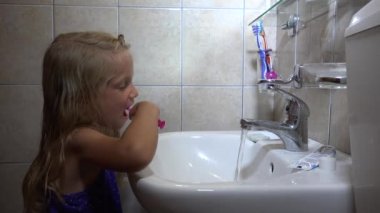 4 k çocuk fırçalama diş, diş fırçası kullanarak banyo yıkama kız portre