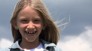 Oynarken, kamera, Park'ta açık gülümseyen kız yüzü gülen çocuk portre