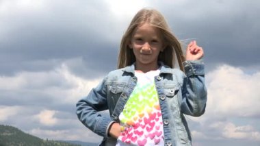 4k üzgün kız kamerada, arayan çocuk çatık hiçbir işareti yapar çocuk portre üzgün