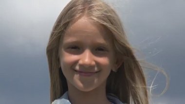 Açık, gülen çocuk kız portre, Park, mutlu çocuk gülümseyen yüzü