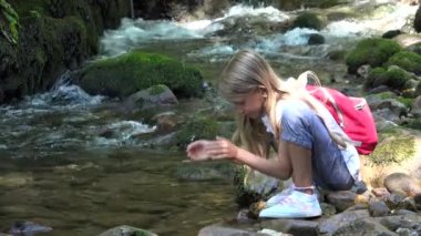 4 k çocuk içme nehir suyu, dağda, kamp, kız çocuk doğada