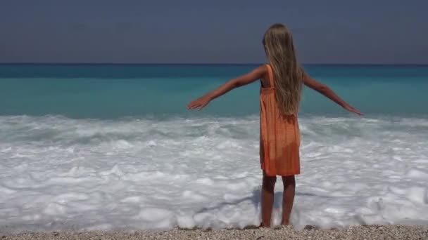 Kind Spielt Strand Mädchen Beobachten Meereswellen Der Küste Sommer — Stockvideo