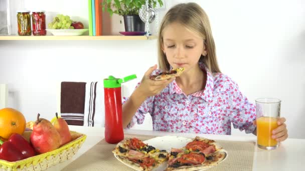 Kind Eten Pizza Het Drinken Van Sap Van Sinaasappelen Keuken — Stockvideo