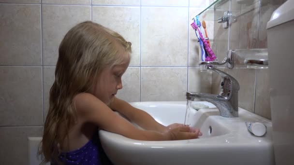 4 k dívka praní ruce, tvář, portrét dítěte v koupelně, dítě zdravé hygienické