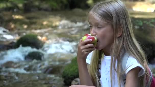 Niño Comiendo Manzanas Por Río Vistas Las Montañas Camping Chica — Vídeo de stock