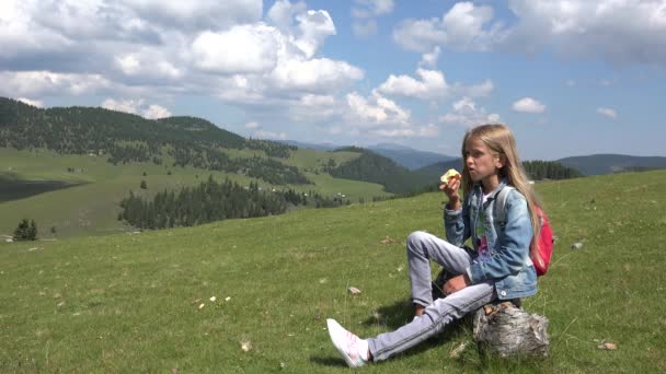 旅游女孩在山上吃苹果 饥饿的孩子在野营野餐4K — 图库视频影像