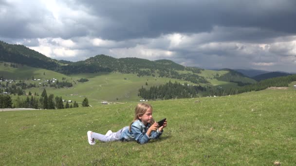 女孩玩平板电脑 儿童使用智能手机户外自然 山视图 — 图库视频影像
