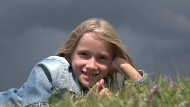 Retrato Menina Jogar Sorrindo Para Câmera Rosto Criança Rindo Livre — Vídeo de Stock