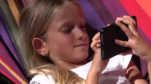 Gyermek Játszik Tabletta Függőágy Lány Pihentető Erdő Kültéri Nézet — Stock videók