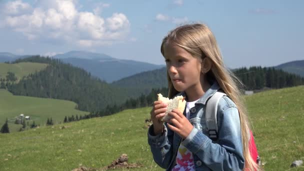 Menina Turística Comendo Sanduíche Nas Montanhas Criança Com Fome Piquenique — Vídeo de Stock