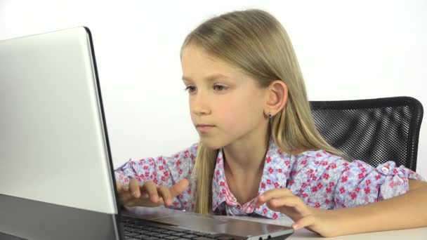 Dziecko Gry Laptopie Dziewczyna Studiuje Portret Dziecko Nauki Szkole — Wideo stockowe