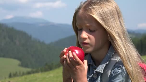 Kinderporträt Beim Äpfelessen Den Bergen Hungriges Mädchen Beim Picknick Camp — Stockvideo