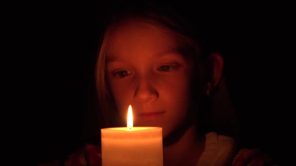 Niño Triste Con Vela Chica Pensativa Noche Retrato Niño Oración — Vídeos de Stock