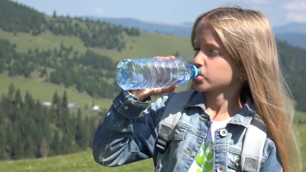 Agua Potable Infantil Retrato Turístico Chica Aire Libre Las Montañas — Vídeo de stock