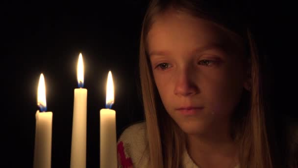 哭泣的孩子由蜡烛 哀伤的女孩在夜 心烦的沉思孩子面孔 — 图库视频影像